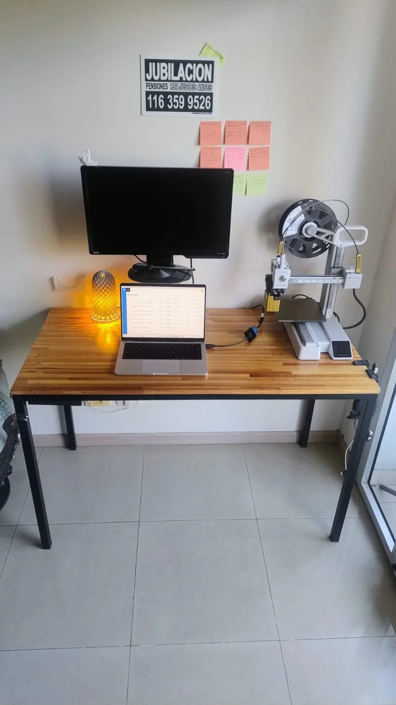 Escritorio de madera y hierro