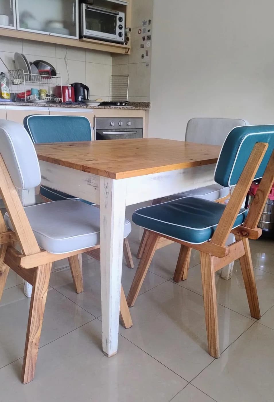 Mesa de madera (sin sillas)